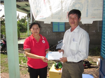 Trao tiền từ thiện