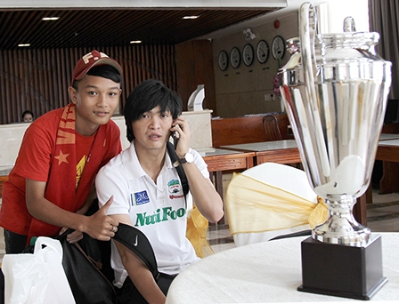 Thức trắng đêm 

chờ chụp hình với U19 HAGL