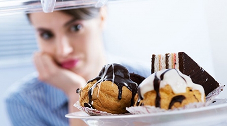Vỗ nhẹ lên trán giúp giảm 
cảm giác thèm ăn