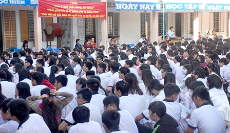 Triển khai thông điệp tưởng niệm nạn nhân tử vong vì tai nạn giao thông năm 2014 trong trường học