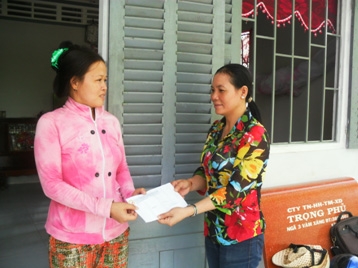 Trao tiền từ thiện