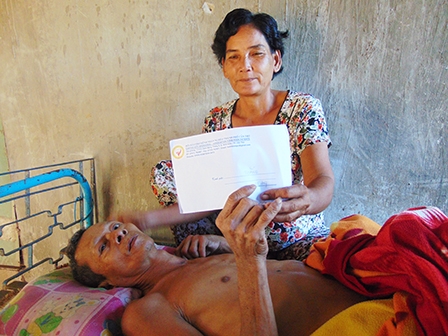 Trao tiền từ thiện