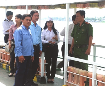 SỚM DI DỜI BÈ CÁ TẠI KHU VỰC GẦN BẾN PHÀ HOẠT ĐỘNG