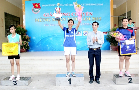 Đội bóng chuyền nam Chi đoàn Sở Văn hóa Thể thao
và Du lịch TP Cần Thơ giành ngôi vô địch