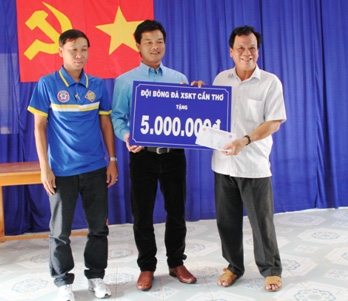 CLB bóng đá XSKT Cần Thơ tặng quà cho Trung tâm nuôi trẻ mồ côi và nhiễm chất độc Dioxin Cần Thơ