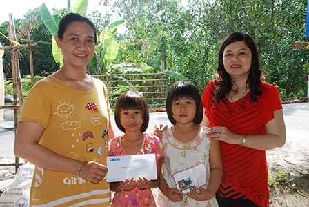 Trao tiền từ thiện