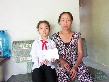 Trao tiền từ thiện