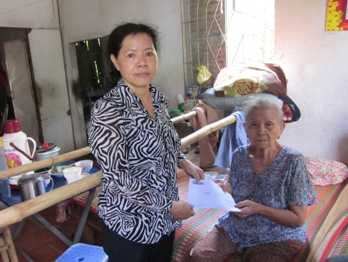 Trao tiền từ thiện