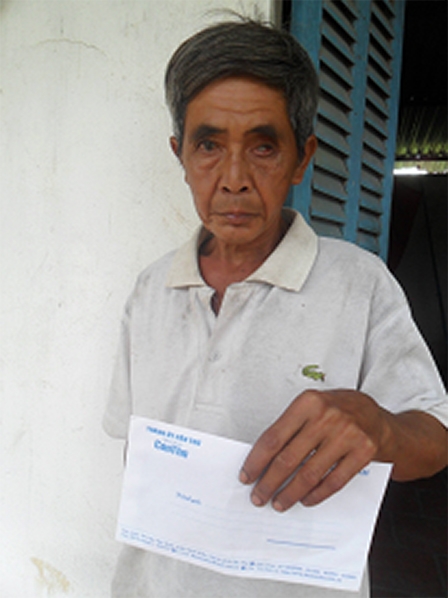 Trao tiền từ thiện