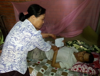 Trao tiền từ thiện