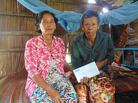 Trao tiền từ thiện