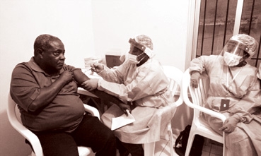 Điều trị Ebola bằng máu người khỏi bệnh