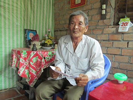 Trao tiền từ thiện