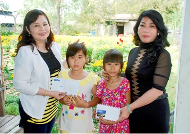 Trao tiền từ thiện