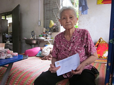 Trao tiền từ thiện