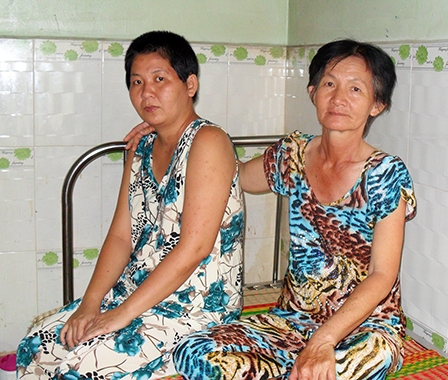 Mẹ già bán vé số nuôi con bệnh tâm thần