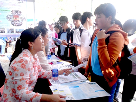 Hàng chục ngàn học sinh tham gia Ngày hội tư vấn
tuyển sinh -  hướng nghiệp tại Cần Thơ