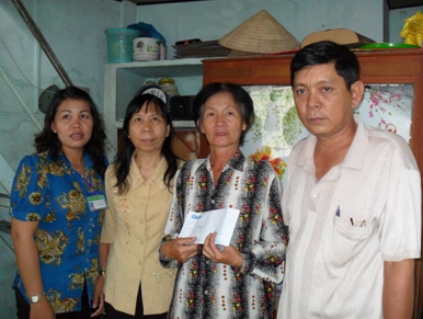 Trao tiền từ thiện