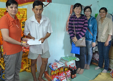 Trao tiền từ thiện