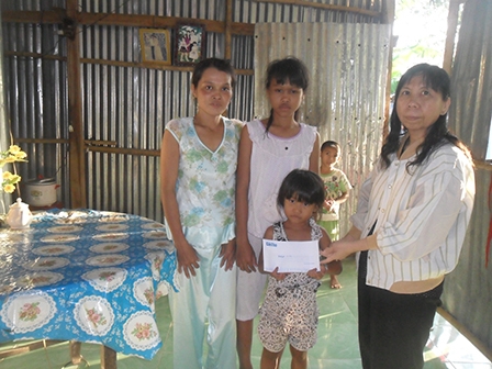 Trao tiền từ thiện