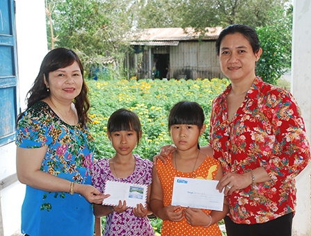 Trao tiền từ thiện