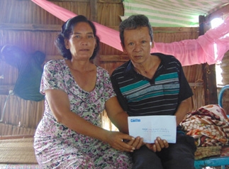 Trao tiền từ thiện
