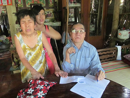 Trao tiền từ thiện