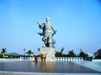Lên núi Bình San, 
nhớ người khai mở đất