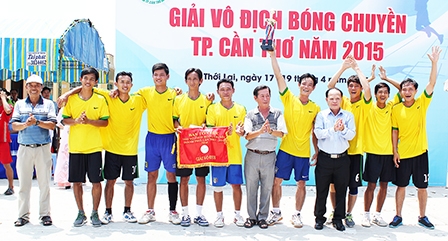 Đội bóng chuyền quận Thốt Nốt giành ngôi vô địch