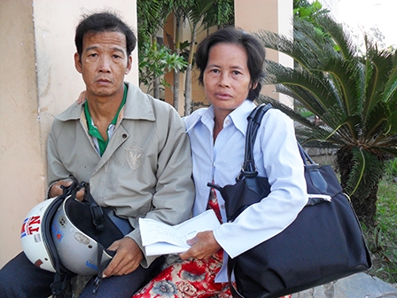Trao tiền từ thiện