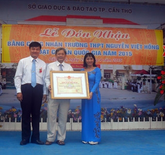 Trường THPT Nguyễn Việt Hồng 
nhận Bằng công nhận đạt chuẩn quốc gia