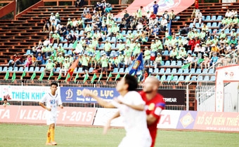 Khán đài Tây Đô thiếu “lửa”!