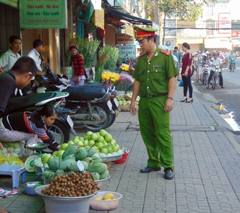 Vận động người dân không mua bán lấn chiếm lòng, lề đường