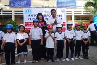 TẶNG MŨ BẢO HIỂM CHO HỌC SINH NGHÈO
