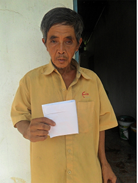 Trao tiền từ thiện
