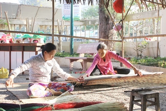 Làng nghề dệt chiếu 
Kinh E, Vĩnh Thạnh