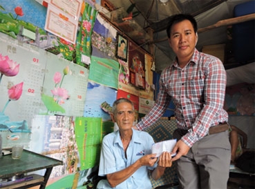 TRAO TIỀN TỪ THIỆN
