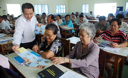 Trang bị kiến thức về an toàn giao thông 
cho đồng bào dân tộc thiểu số