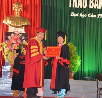 Thêm 427 tân tiến sĩ, thạc sĩ
phục vụ phát triển kinh tế-xã hội