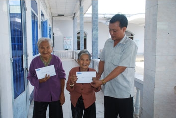 TRAO TIỀN TỪ THIỆN