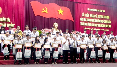 Tiếp bước vì sự nghiệp trồng người
