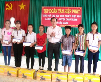 Tân Hiệp Phát trao quà cho học sinh nghèo vượt khó