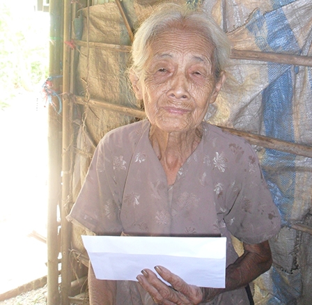 Trao tiền từ thiện
