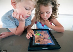 Trẻ xem iPad hơn 30 phút/lần dễ dẫn tới đau cổ và đau lưng mãn tính