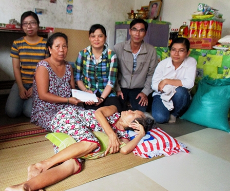Trao tiền từ thiện
