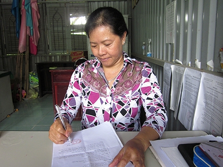 Trao tiền từ thiện