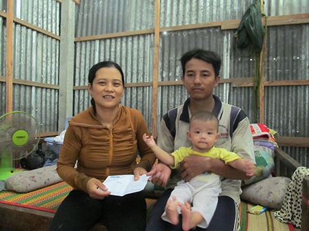 Trao tiền từ thiện