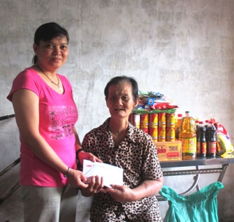 Trao tiền từ thiện