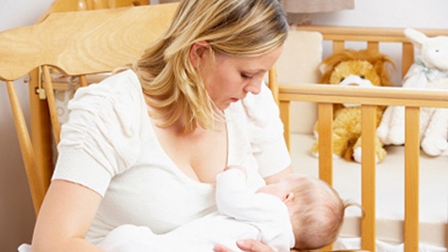 Trẻ bú sữa mẹ có thể nhận đủ lượng vitamin D cần thiết