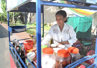 Mong hai con có điều kiện đến trường